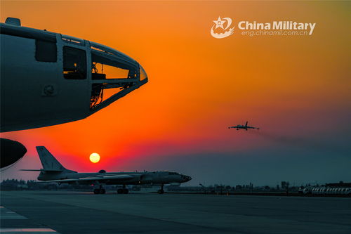 海天出鞘 海军航空兵团轰炸机展开高强度飞行训练